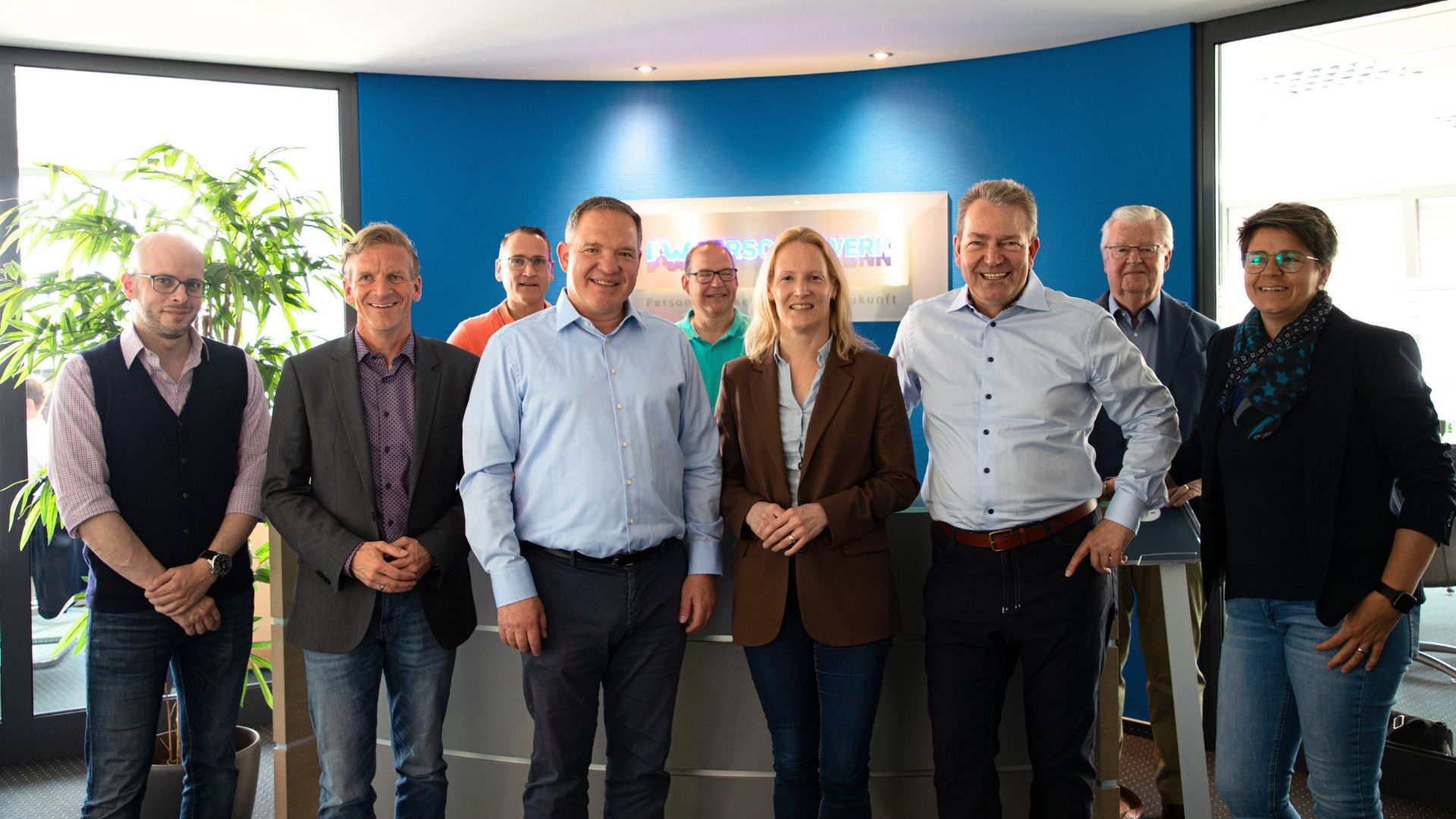 https://144611618.fs1.hubspotusercontent-eu1.net/hubfs/144611618/presse%20und%20blog/Unternehmensbesuch%20Personalwerk%20Karben%20B%C3%BCrgermeister%20Wirtschaftsf%C3%B6rderung%20und%20Erste%20Beigeordnete%20Wetteraukreis-1.jpg