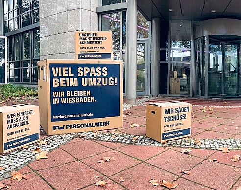 Kartons: Guerilla Aktion Personalwerk in Wiesbaden